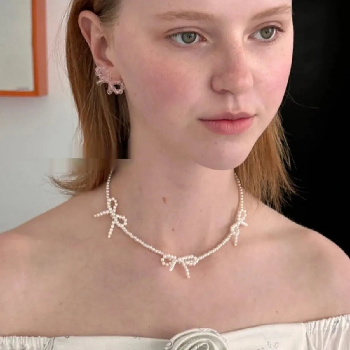 White bow pearl necklace for women with adjustable 31-40cm length and geometric design
