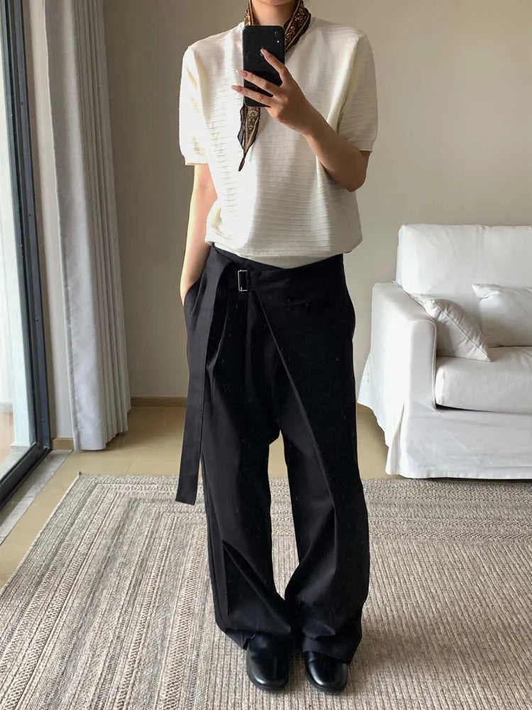 Black straight-leg trousers with adjustable waist and single pleat cut in Tencel cotton blend