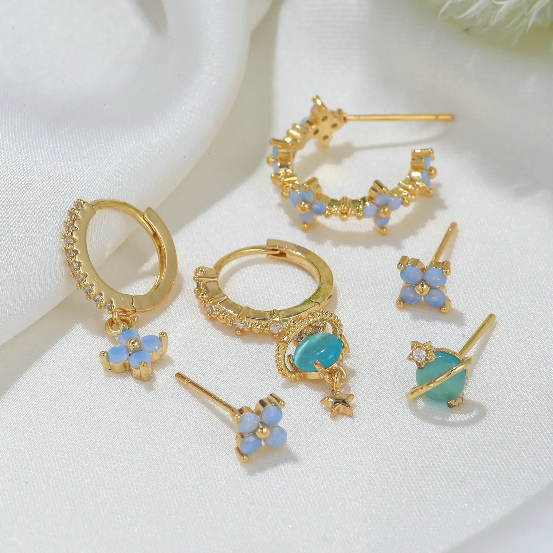 Flower-shaped ear studs with zircon mosaic detail in gold or silver Japanese Korean style