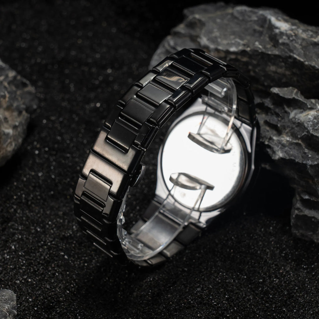 Men's business casual watch with steel strap and quartz display in black, silver, and scale colour options
