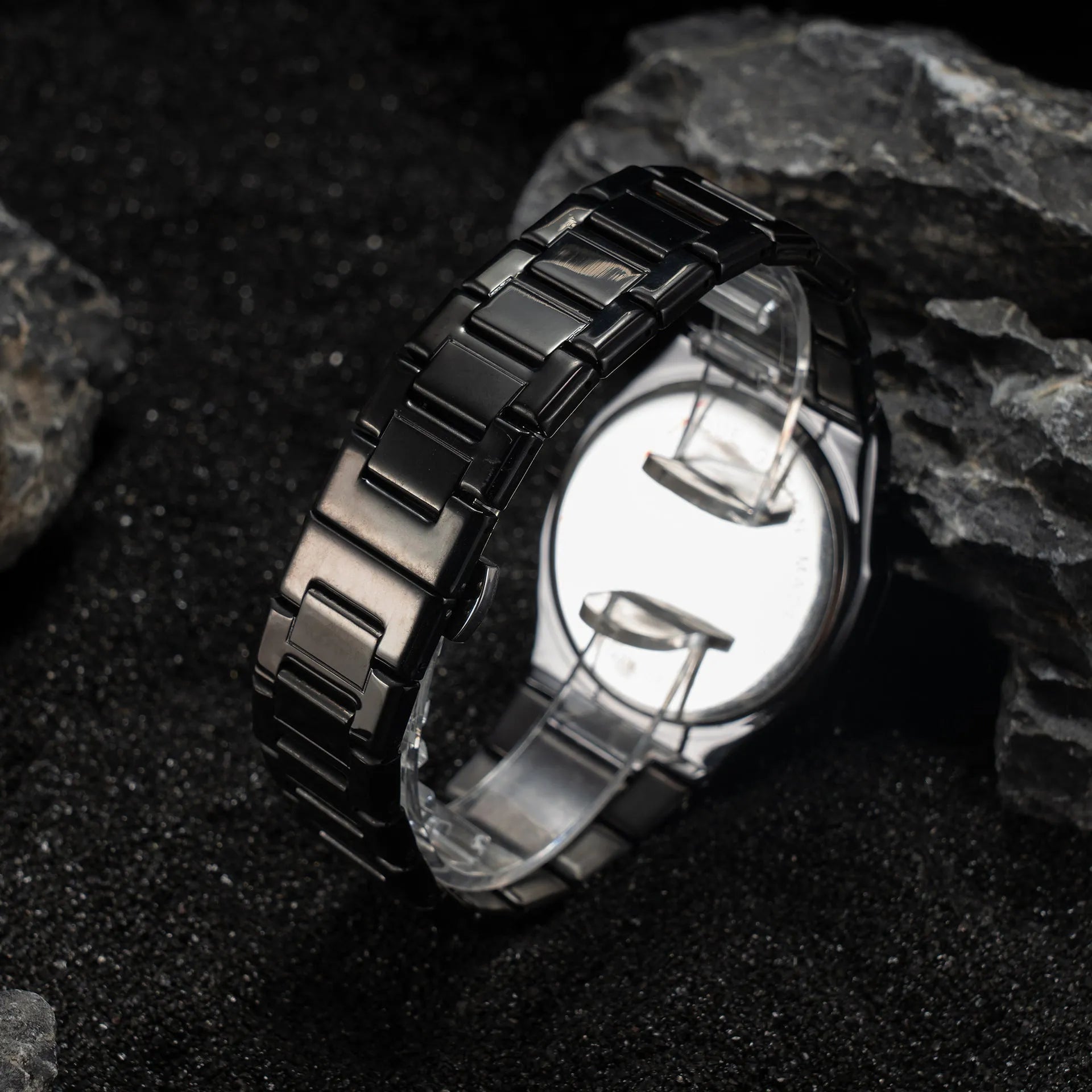 Men's business casual watch with steel strap and quartz display in black, silver, and scale colour options