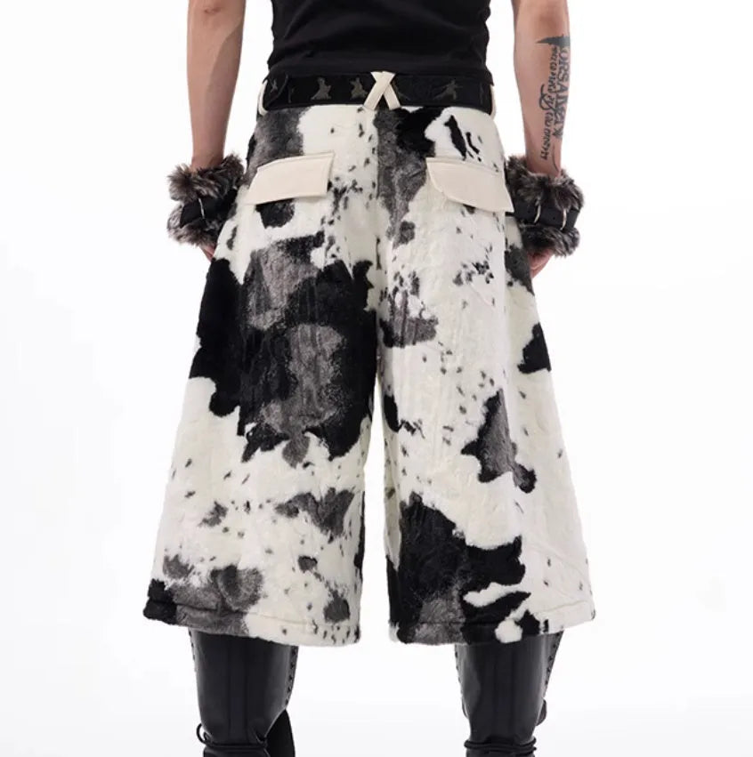 Milk fibre fur cropped pants in a checkered pattern, shown in a youthful city style.