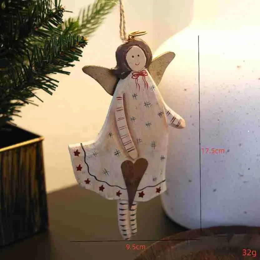Hand-painted wooden door pendant with carved heart motif in American country style.