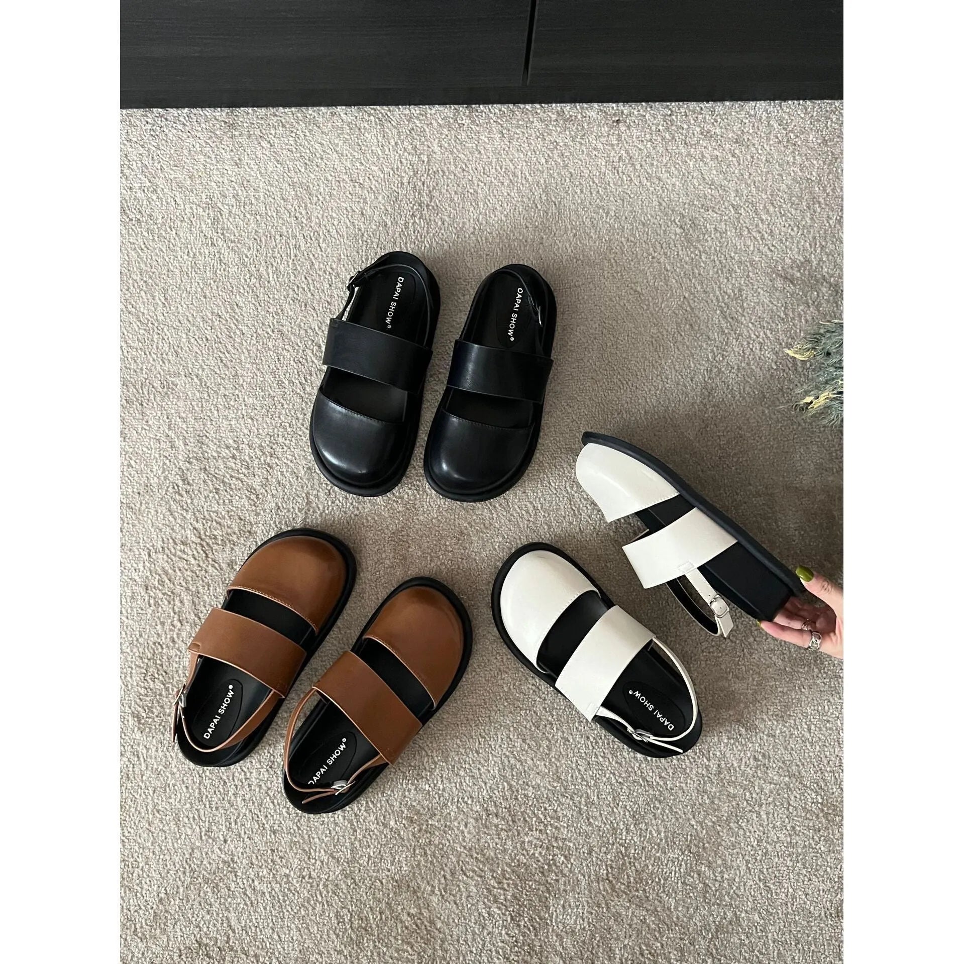 Retro sandals with adjustable ankle strap buckle in microfiber material, closed toe design