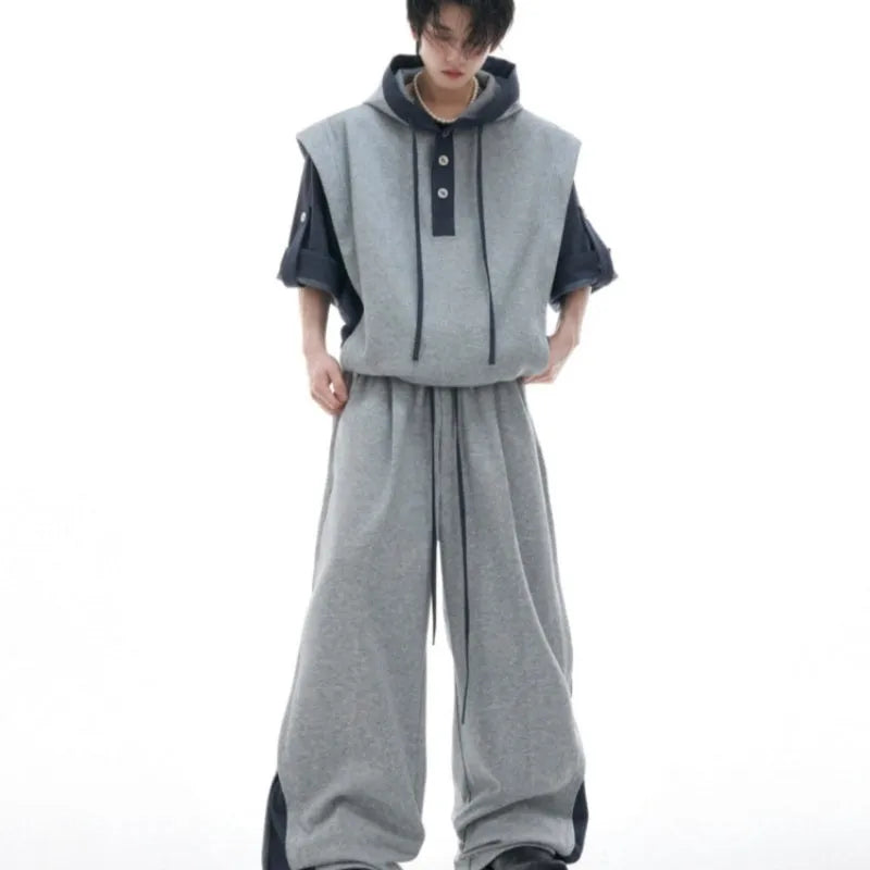 Men's hooded short sleeve sports suit with matching trousers in black or grey polyester fabric