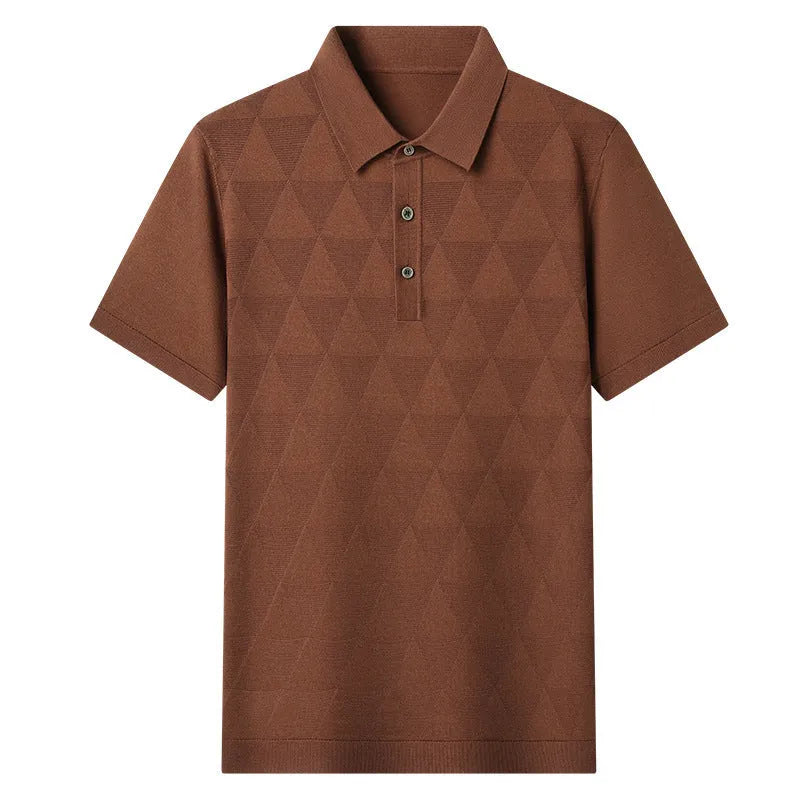 Man wearing a thin grey lyocell ice silk T-shirt with a regular fit and short sleeves.