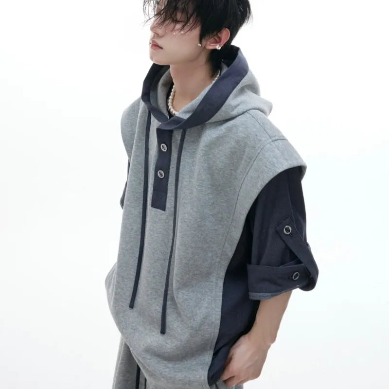 Men's hooded short sleeve sports suit with matching trousers in black or grey polyester fabric