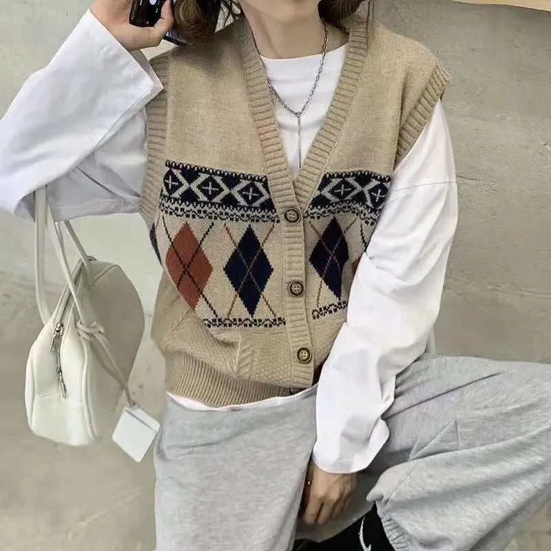 Loose sleeveless cardigan top with diamond plaid pattern in acrylic fibre material