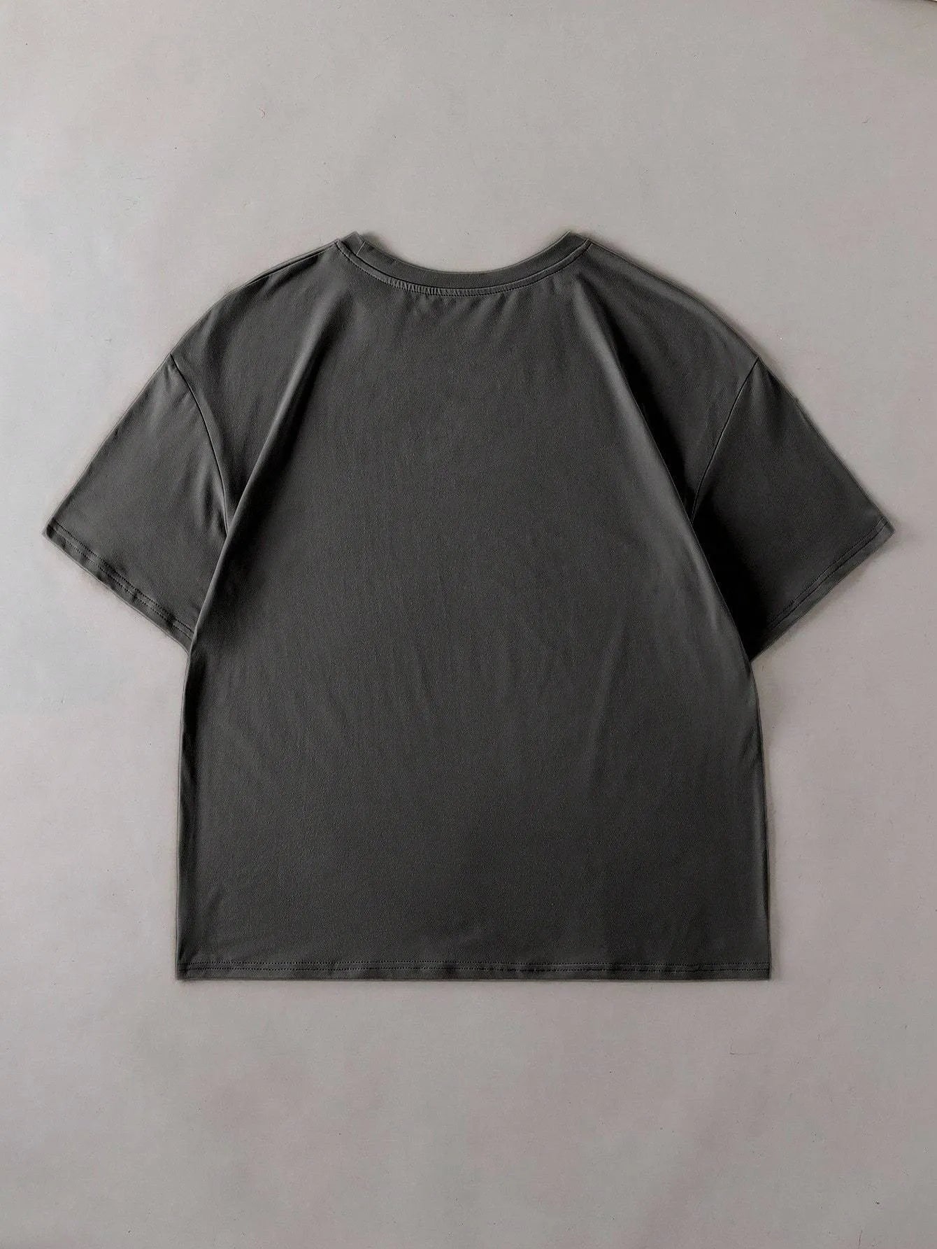 Loose straight-cut cotton T-shirt in grey with short sleeves and round neck.