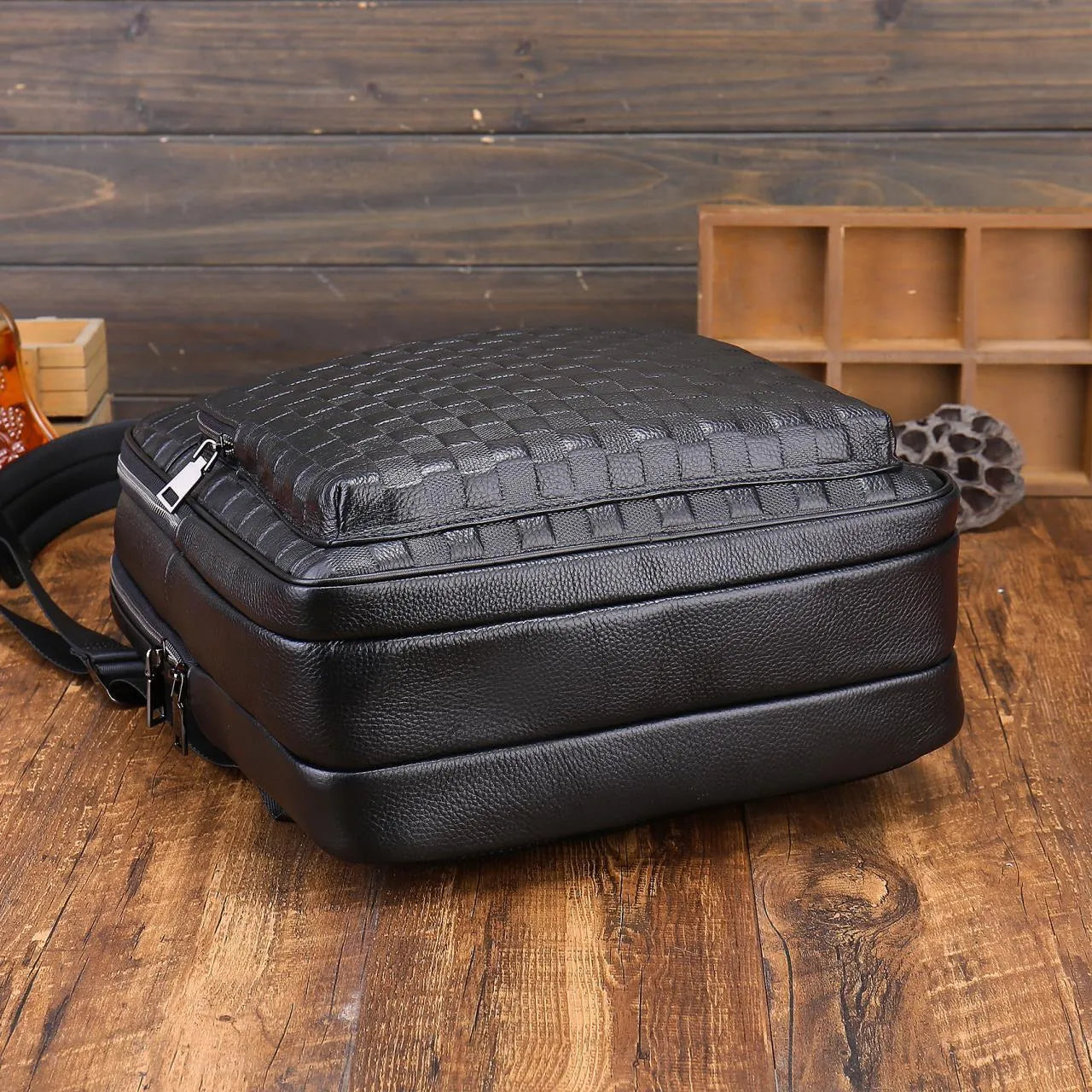 Genuine leather men's business travel bag black with contrast colour detail and airpillow straps