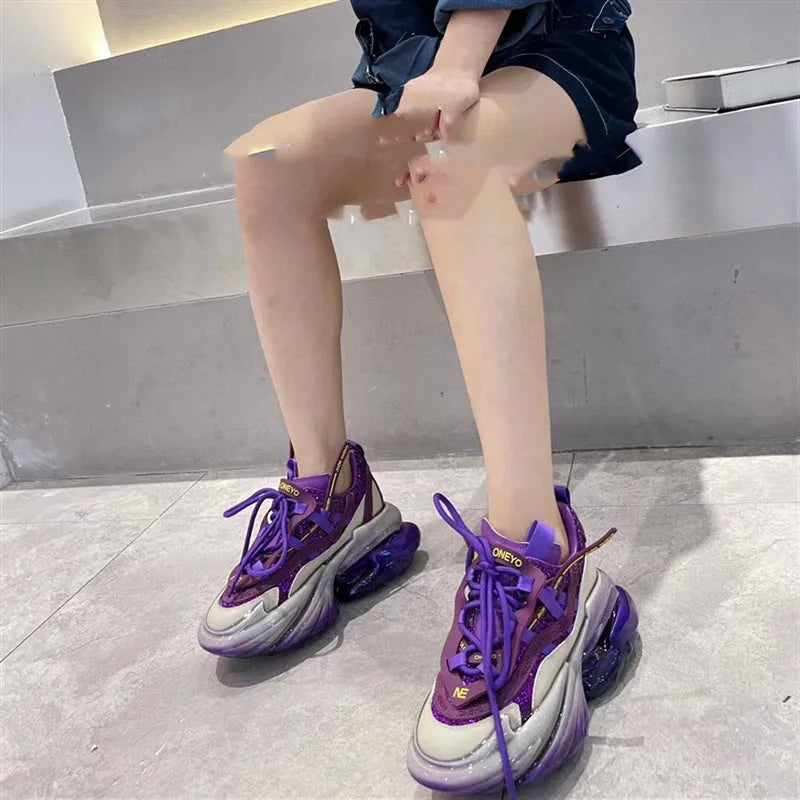 Women's leather casual sports shoes with thick rubber soles and cross-tie closure in jelly style
