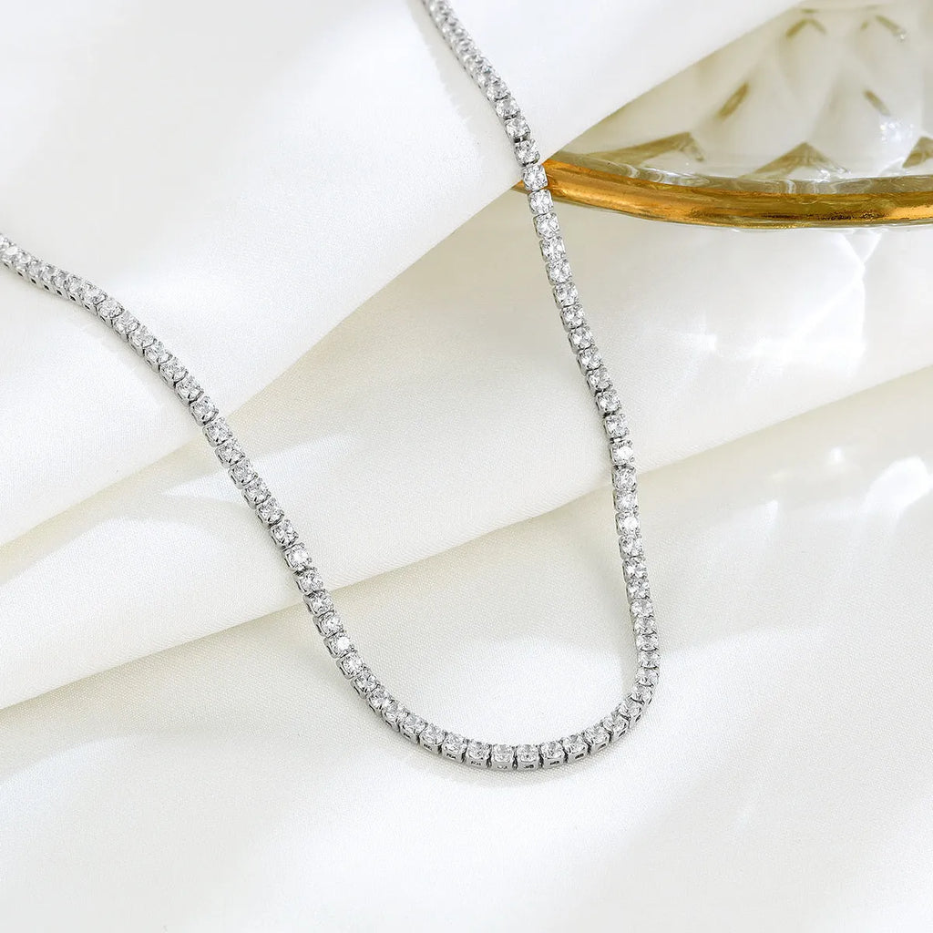 Women's 925 sterling silver necklace with round element and diamond treatment