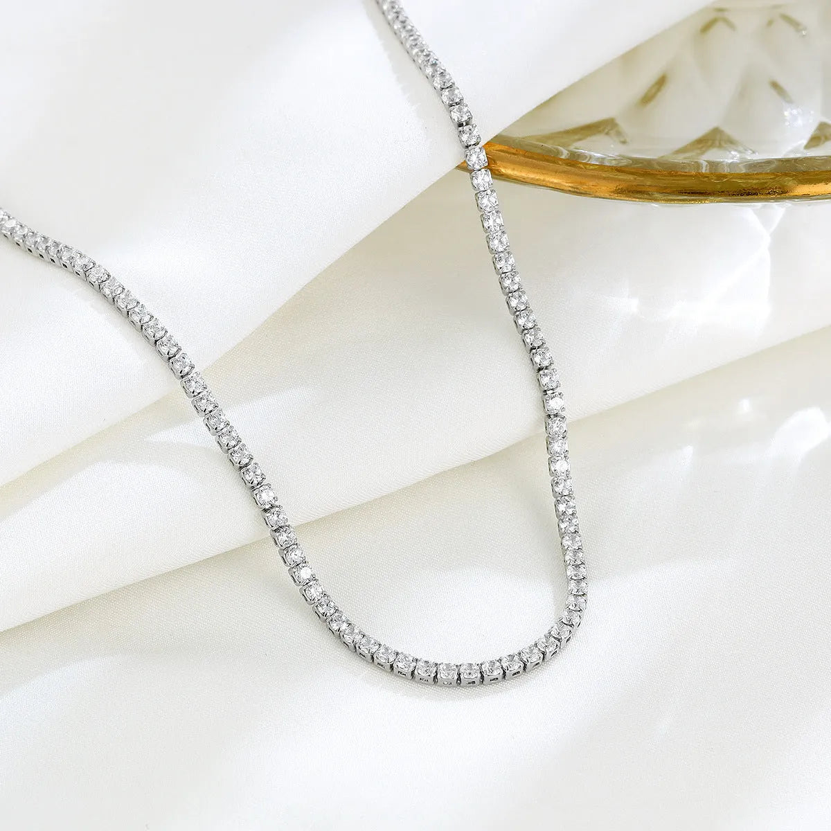 Women's 925 sterling silver necklace with round element and diamond treatment