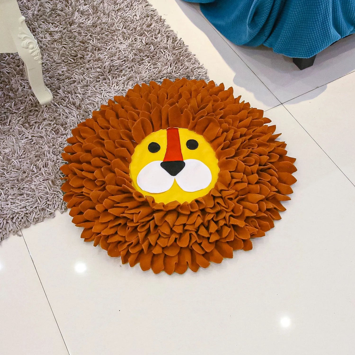 Brown lion-shaped sniffing pad blanket for dogs and cats as a decompression and hiding food toy