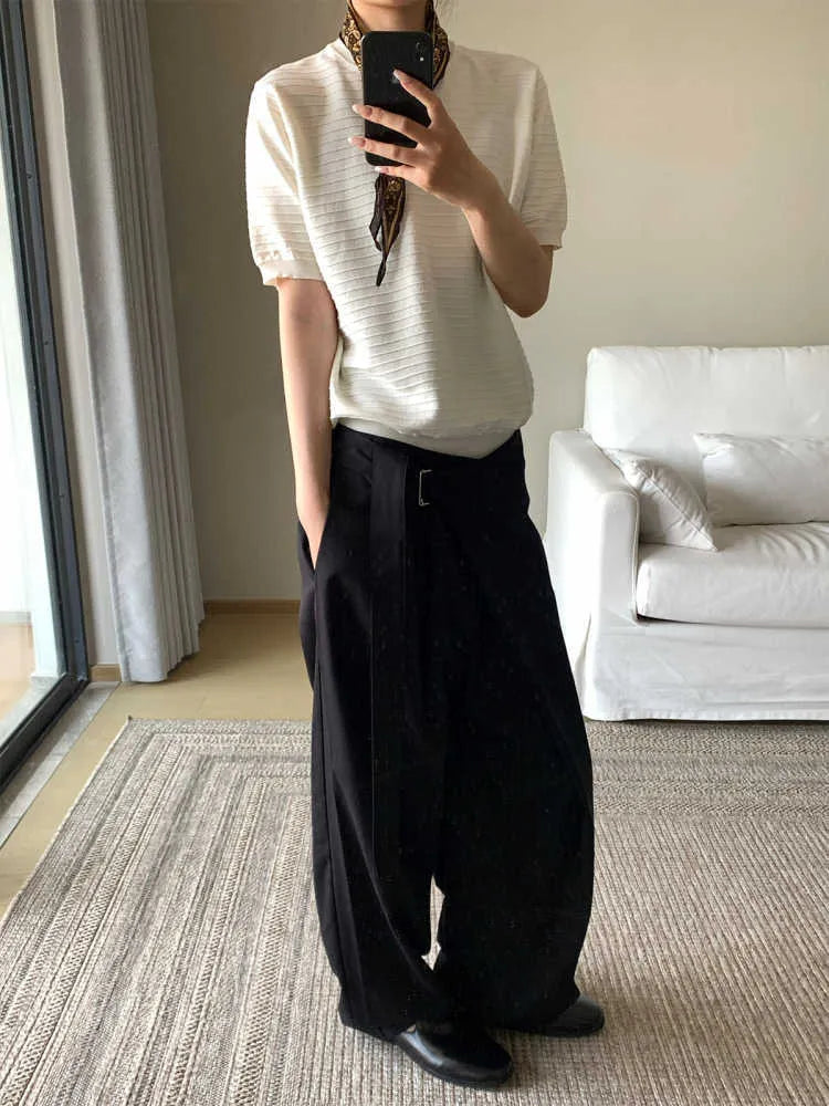 Black straight-leg trousers with adjustable waist and single pleat cut in Tencel cotton blend