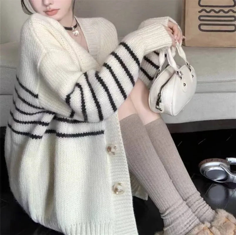 Women's polyester button cardigan with 3D pattern and regular sleeves in autumn style