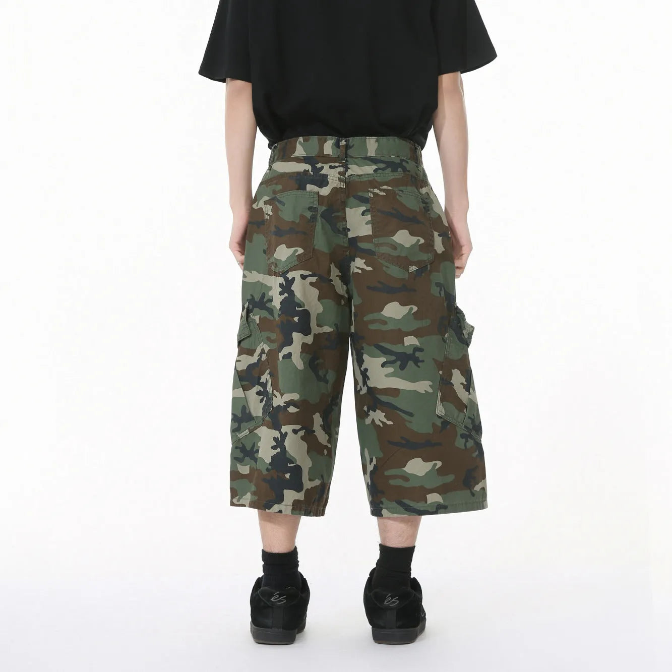Men's camouflage coloured loose wide-leg cotton jeans with cropped length and side stitching.