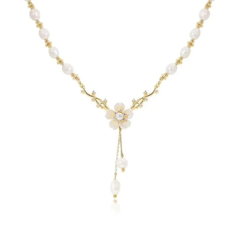Silver-toned alloy necklace with pearl flower Q9 pendant and rose decoration elements