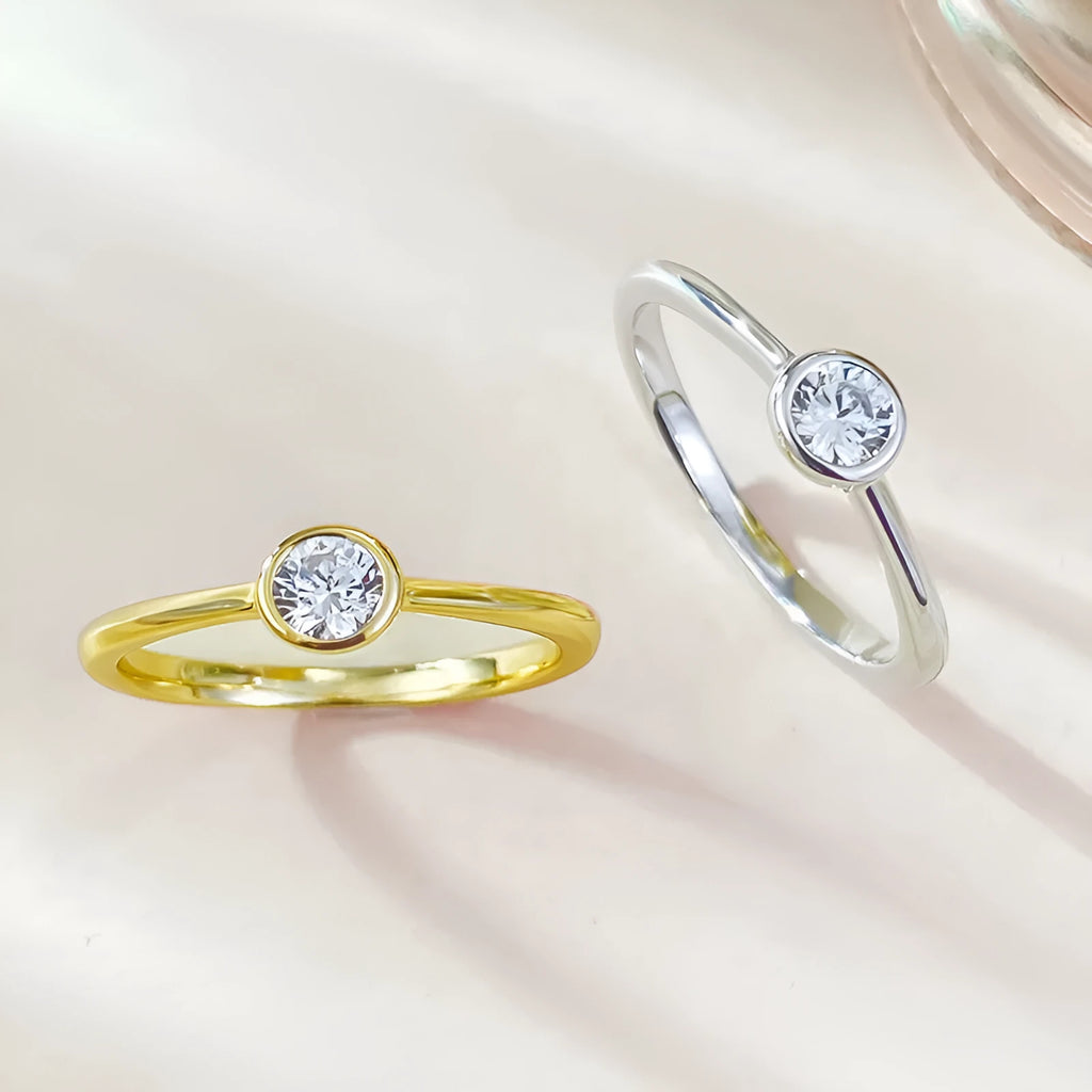 Minimalist silver ring with crown shape and linear details in platinum or gold finish