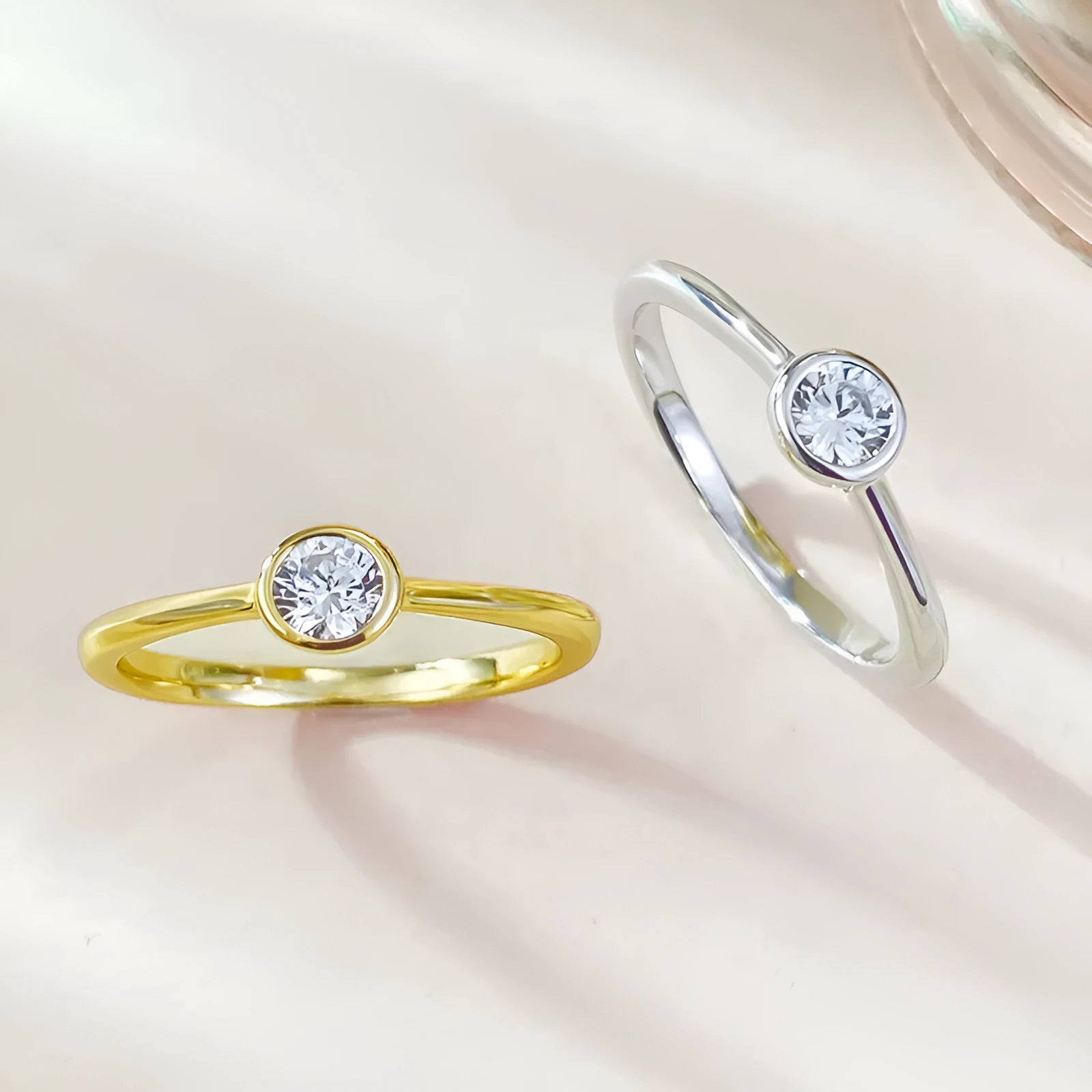 Minimalist silver ring with crown shape and linear details in platinum or gold finish