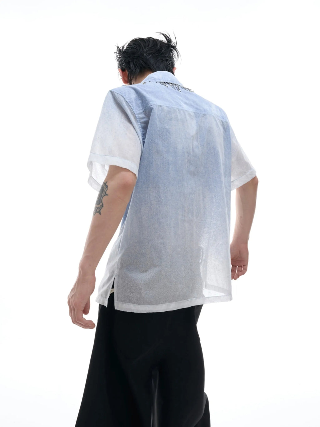 Man's blue and white gradient loose-fit short sleeve casual shirt