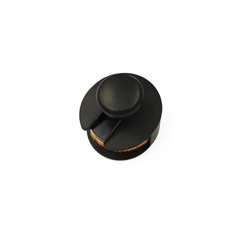 Push-pull seal makeup brush with black handle and 3cm man-made fibre bristles
