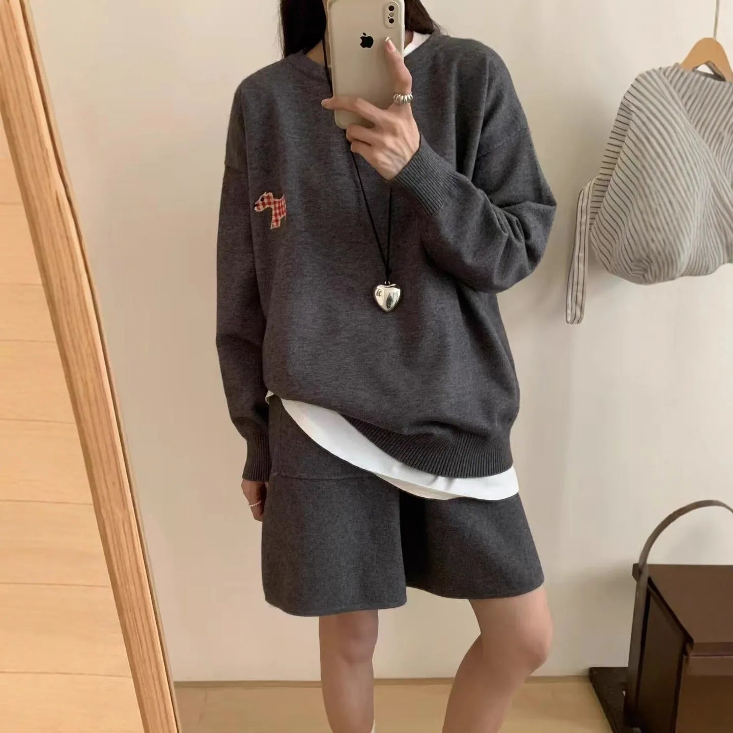 Casual sports knitted sweater shorts suit with animal embroidery pattern in imitation cashmere fabric