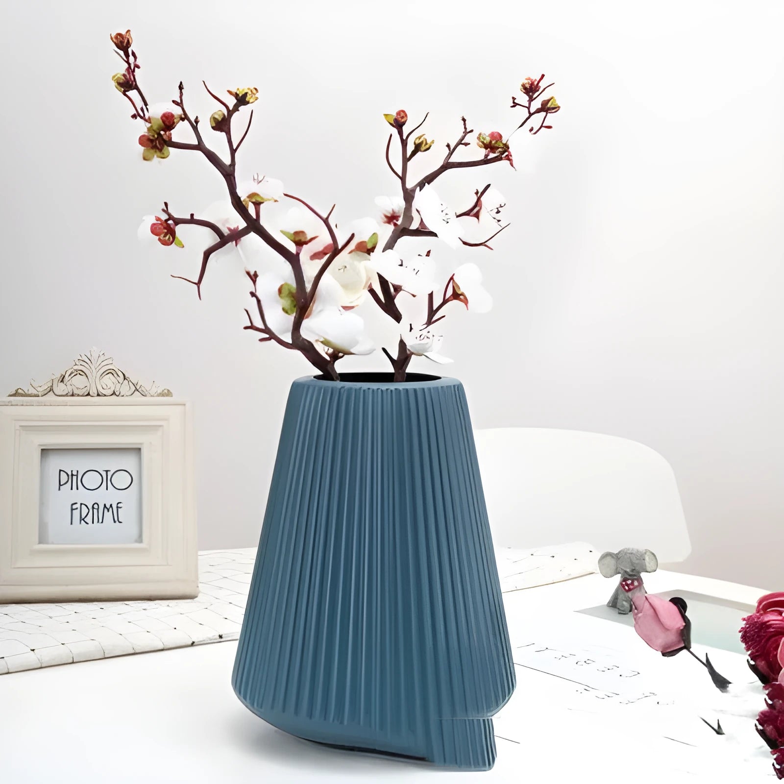 Colourful melamine plastic decorative flower vase in blue, green, pink, or white for desktop display