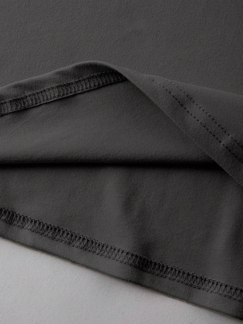 Loose straight-cut cotton T-shirt in grey with short sleeves and round neck.