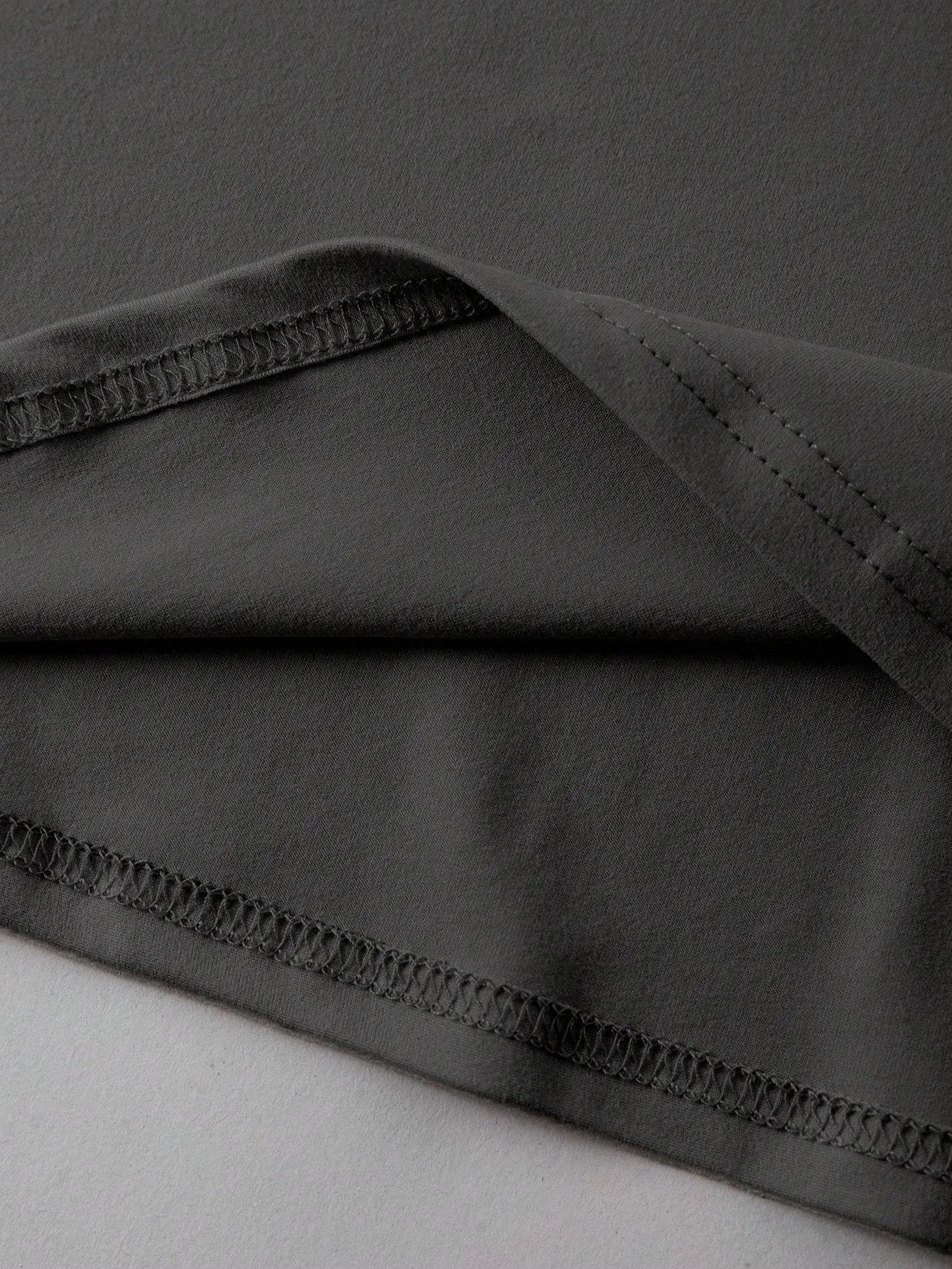 Loose straight-cut cotton T-shirt in grey with short sleeves and round neck.