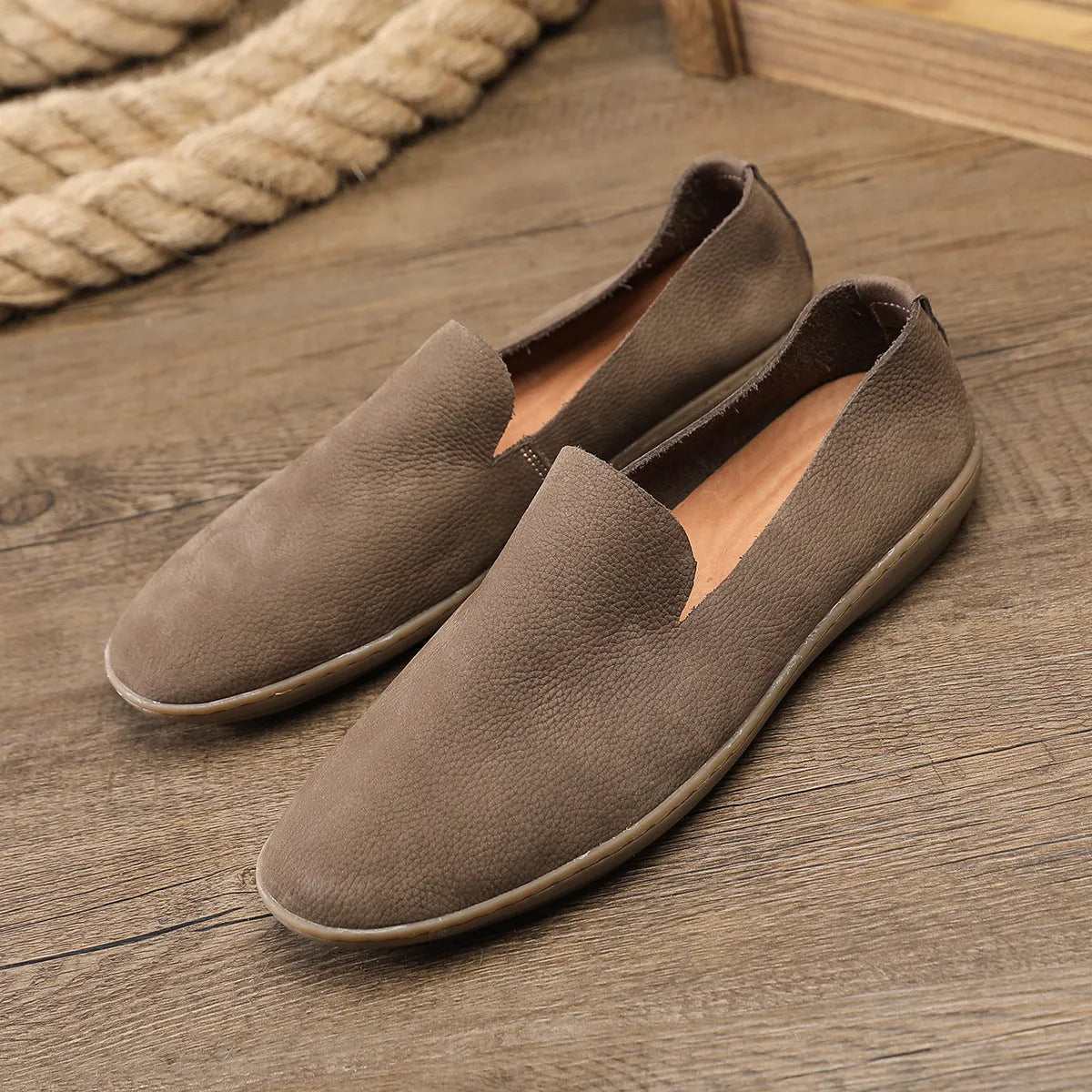 Handmade men's low-top shoes in khaki colour with wedge heel and rubber sole