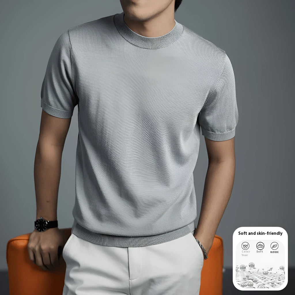 Men's non-ironing knitted T-shirt in a solid colour with round neck and short sleeves.