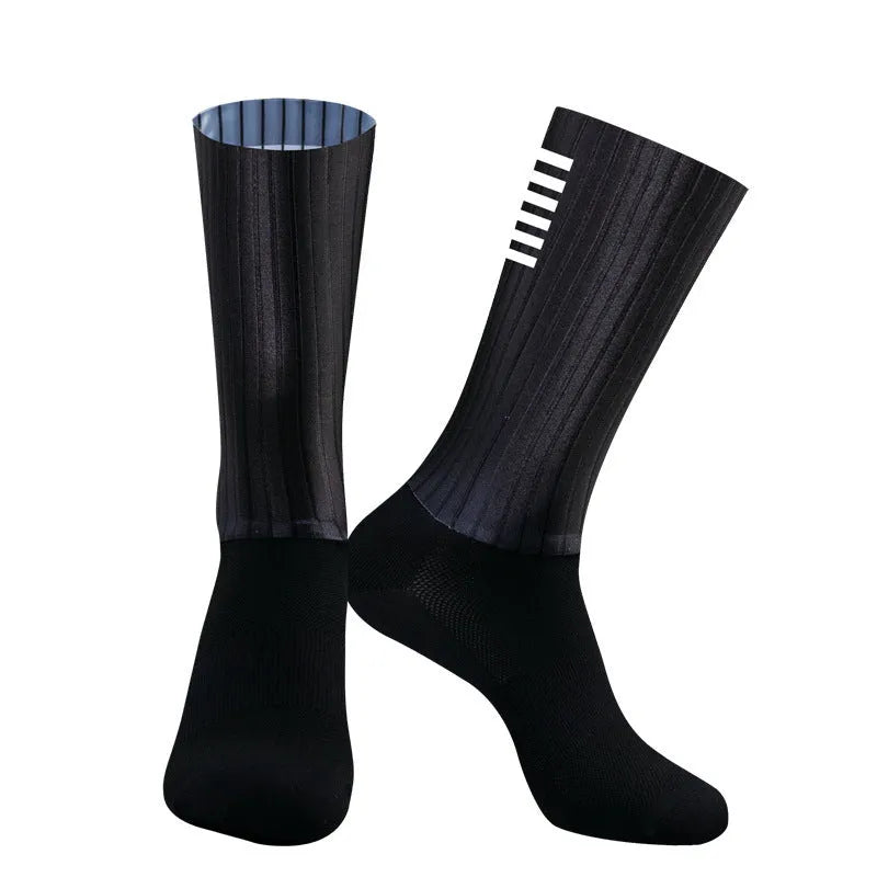 Athletic sports socks for running and cycling in chemical fibre blend fabric with moisture-wicking properties