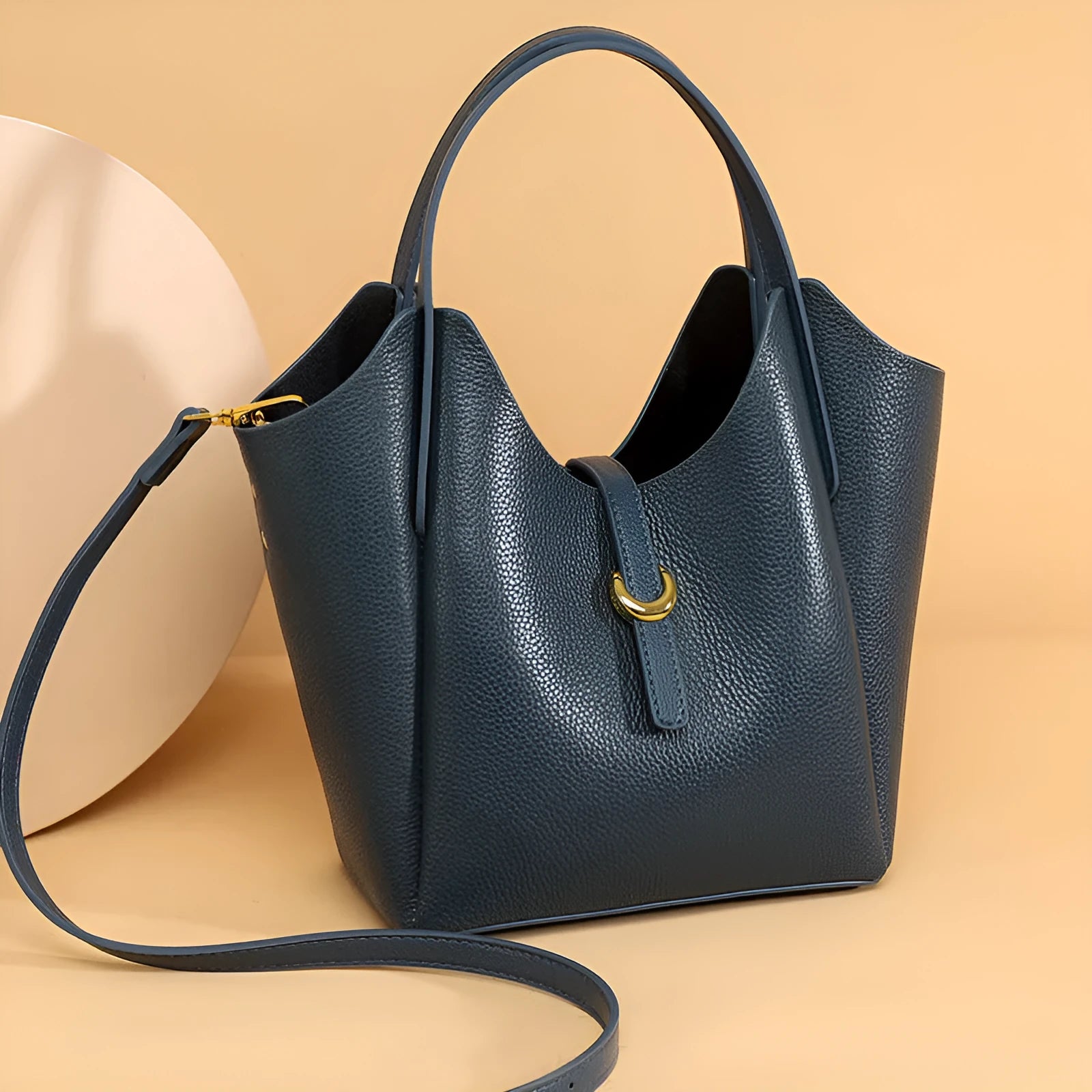 Genuine leather women's large capacity bucket handbag in retro style with internal file organisation