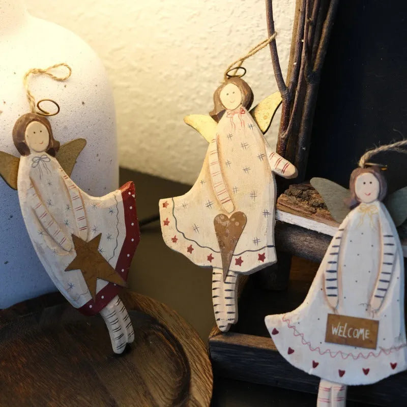 Hand-painted wooden door pendant with carved heart motif in American country style.