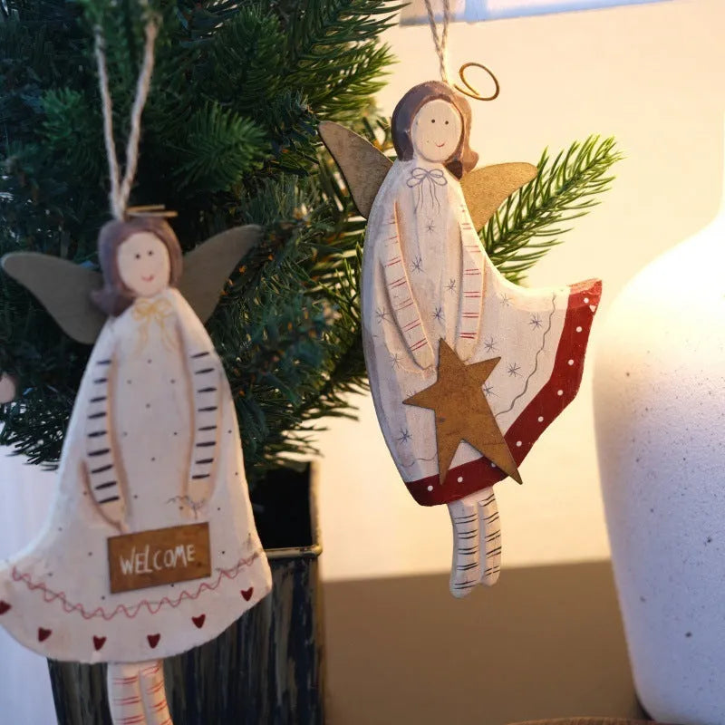 Hand-painted wooden door pendant with carved heart motif in American country style.
