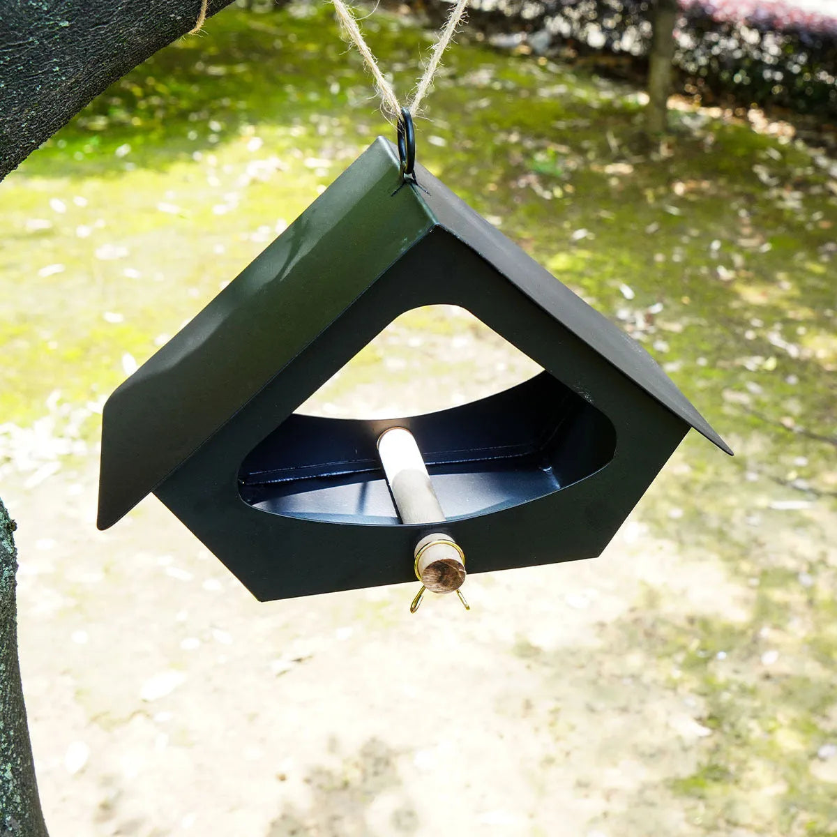 European-style modern iron bird nest decoration for outdoor garden bird shelter