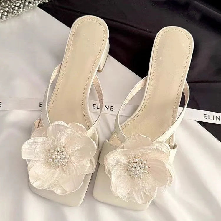 Women's chunky heel square toe sandals in satin with one-line strap design