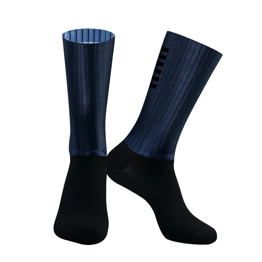 Athletic sports socks for running and cycling in chemical fibre blend fabric with moisture-wicking properties