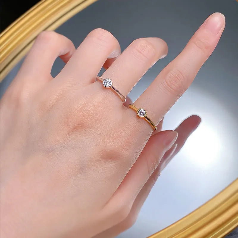 Minimalist silver ring with crown shape and linear details in platinum or gold finish