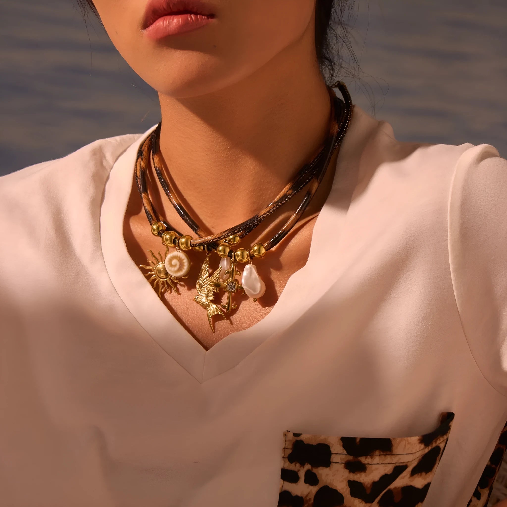 Women's stainless steel necklace with geometric leopard pendant on adjustable 41-50cm chain