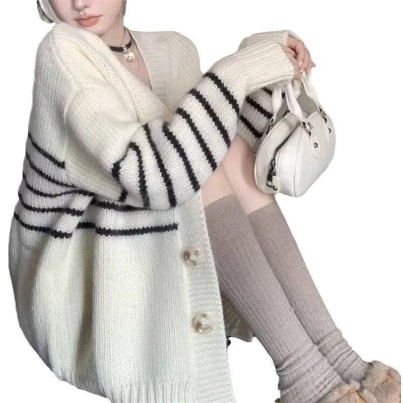 Women's polyester button cardigan with 3D pattern and regular sleeves in autumn style
