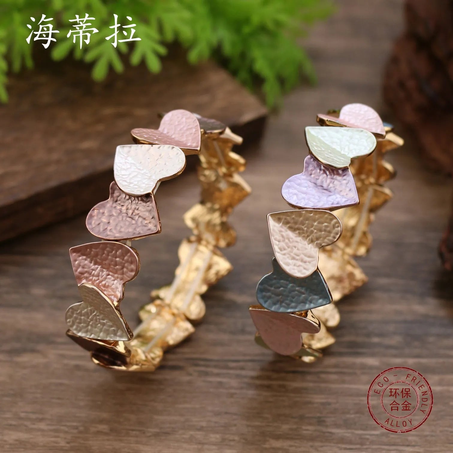 Heart-shaped alloy metal elastic bracelet with pink or blue colour options