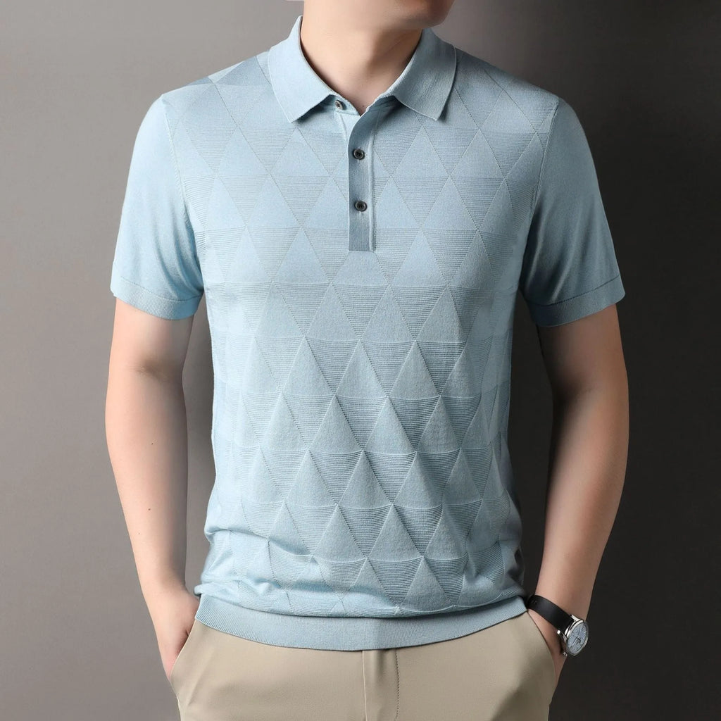 Man wearing a thin grey lyocell ice silk T-shirt with a regular fit and short sleeves.