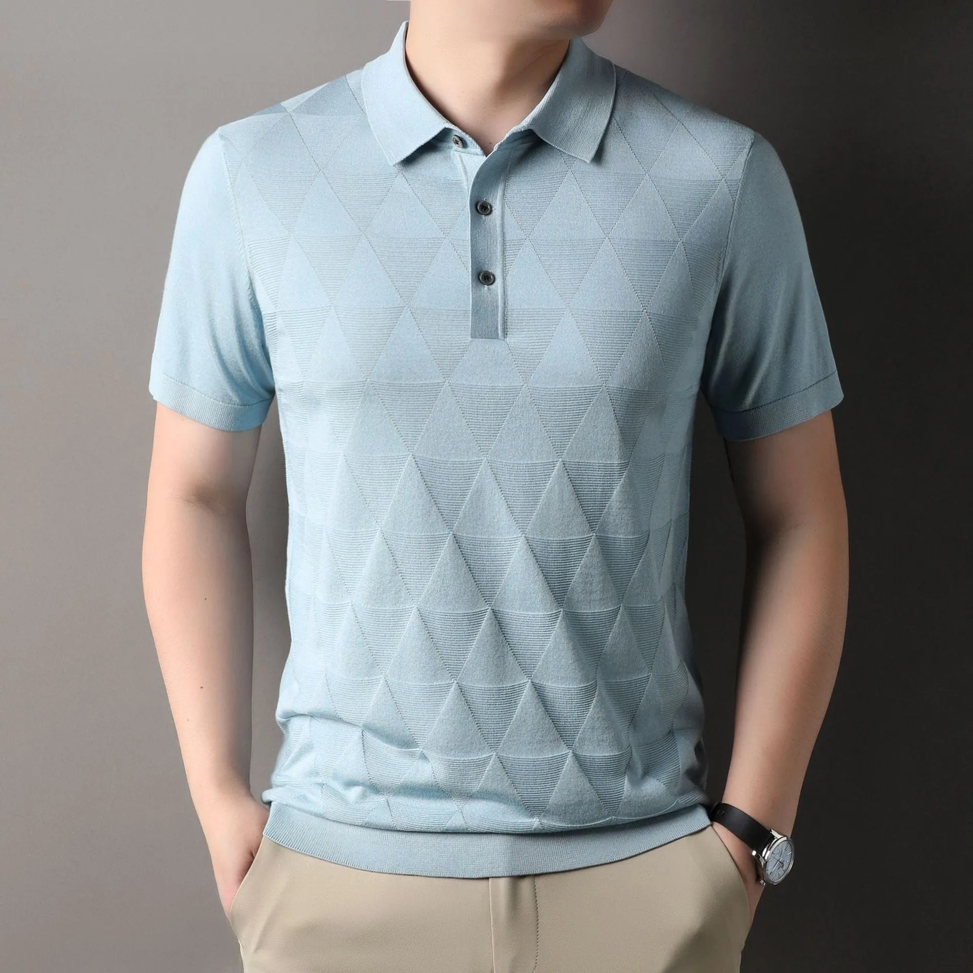Man wearing a thin grey lyocell ice silk T-shirt with a regular fit and short sleeves.