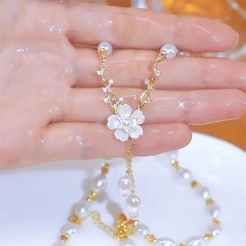 Silver-toned alloy necklace with pearl flower Q9 pendant and rose decoration elements