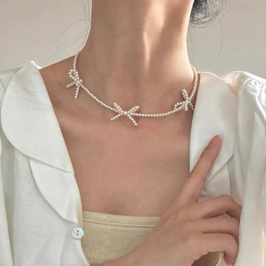 White bow pearl necklace for women with adjustable 31-40cm length and geometric design