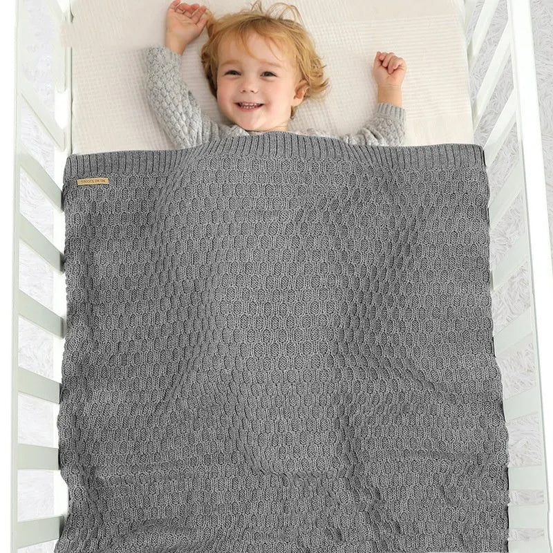 Solid colour infant hug blanket with three-dimensional lines design measuring 70x90cm